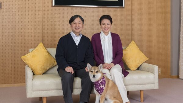 Наследная принцесса Японии Масако и ее супруг, наследный принц Нарухито, позируют со своей собакой Юри во Дворце Тогу в Токио, 2018 год - 俄罗斯卫星通讯社