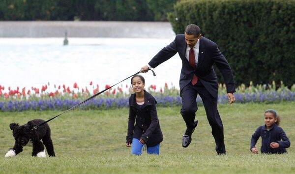2009年，美國總統奧巴馬帶著他的女兒和愛犬「波」在華盛頓白宮南草坪上散步。  - 俄羅斯衛星通訊社