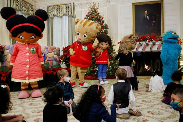 木偶人物与儿童们在白宫游戏。 - 俄罗斯卫星通讯社