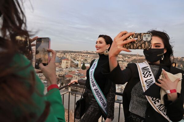 2021年环球小姐选美大赛的各国佳丽在耶路撒冷旧城拍照留念。 - 俄罗斯卫星通讯社