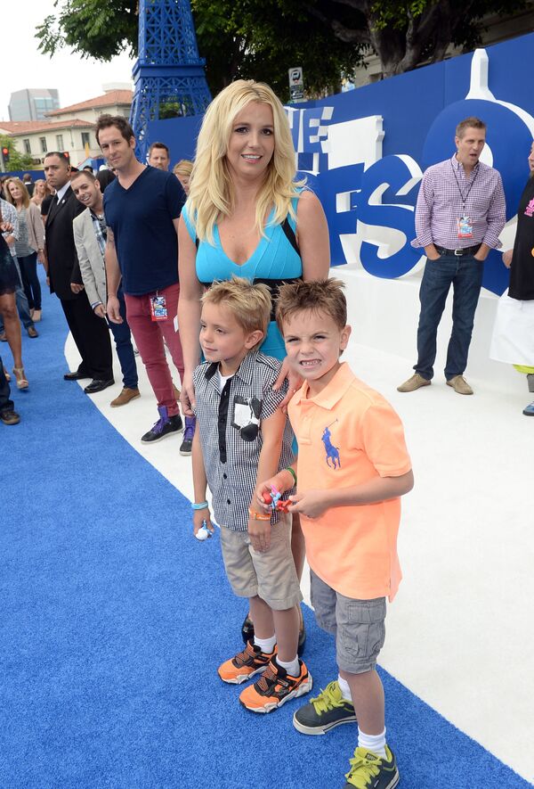 布蘭妮與兩個兒子觀看電影《藍精靈2》首映式。 - 俄羅斯衛星通訊社