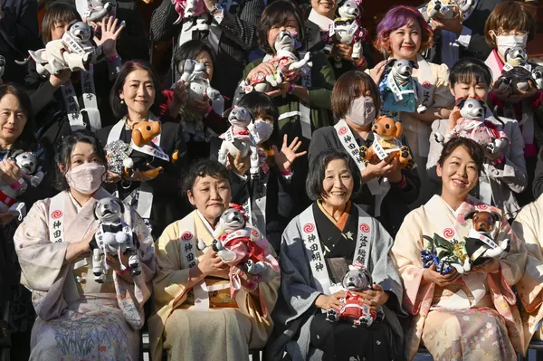 東京,手持Aibo機器人的民眾。 東京,手持Aibo機器人的民眾。 - 俄羅斯衛星通訊社