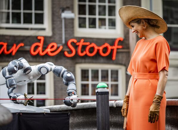 阿姆斯特丹，荷兰王后马克西玛带着机器人参加剪彩仪式。 - 俄罗斯卫星通讯社