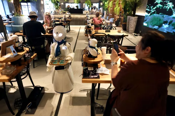 東京,在黎明咖啡館(Dawn Cafe)里工作的機器人。 東京,在黎明咖啡館(Dawn Cafe)里工作的機器人。 - 俄羅斯衛星通訊社