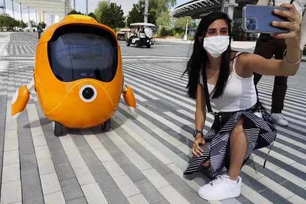 2020年迪拜世博會,一個女孩與路過的機器人自拍。 2020年迪拜世博會,一個女孩與路過的機器人自拍。 - 俄羅斯衛星通訊社