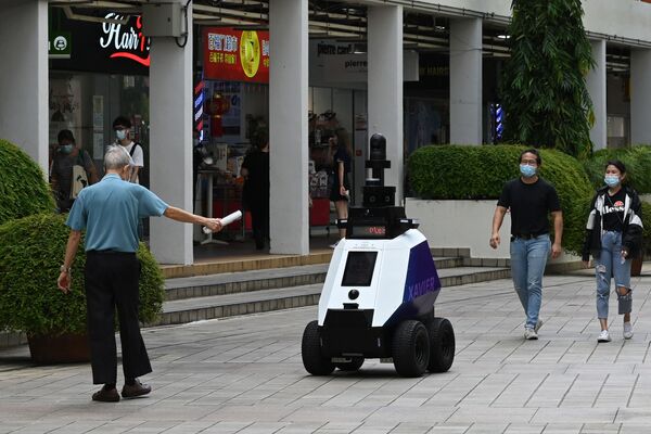 新加坡家庭团队科技局名为“Xavier”的机器人，在为期三周的测试中对商业和住宅区进行巡逻。 - 俄罗斯卫星通讯社