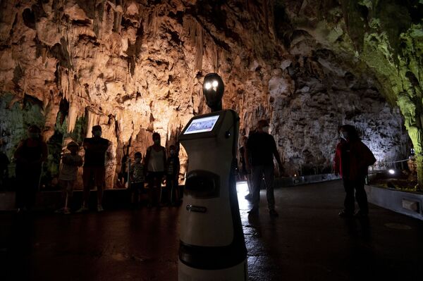 希腊，世界上首个机器人导游“珀耳塞福涅”带领游客参观阿利斯特拉蒂洞穴。 - 俄罗斯卫星通讯社