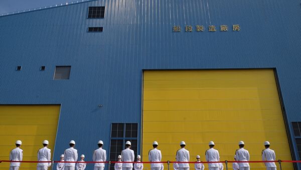 Taiwanese Navy honour guards stand in front of a CSBC shipyard during a ceremony about the production of domestic-made submarines in Kaohsiung  - 俄罗斯卫星通讯社