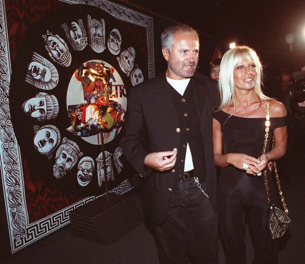 1992年，范思哲和妹妹多纳泰拉参加时装工艺学院的展览。 - 俄罗斯卫星通讯社