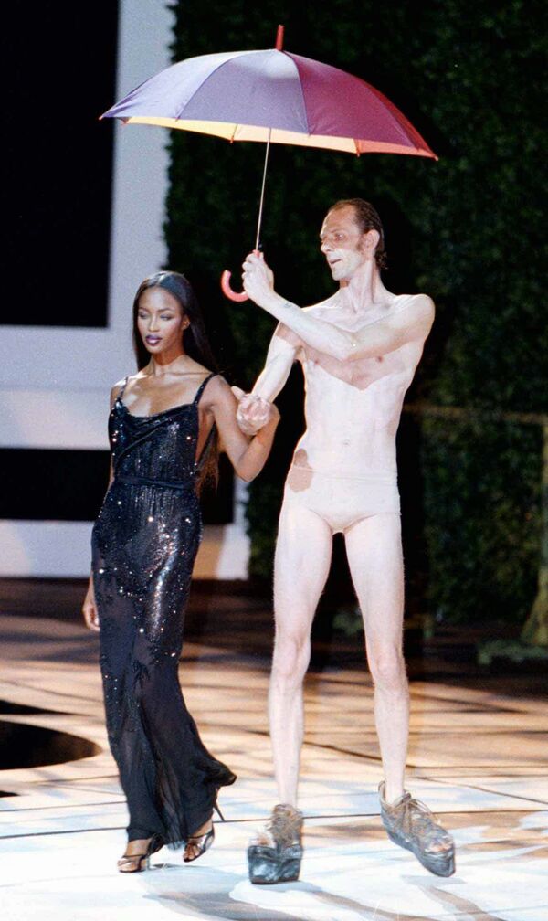 1997年，超模娜奥米•坎贝尔展示范思哲春夏系列时装。 - 俄罗斯卫星通讯社