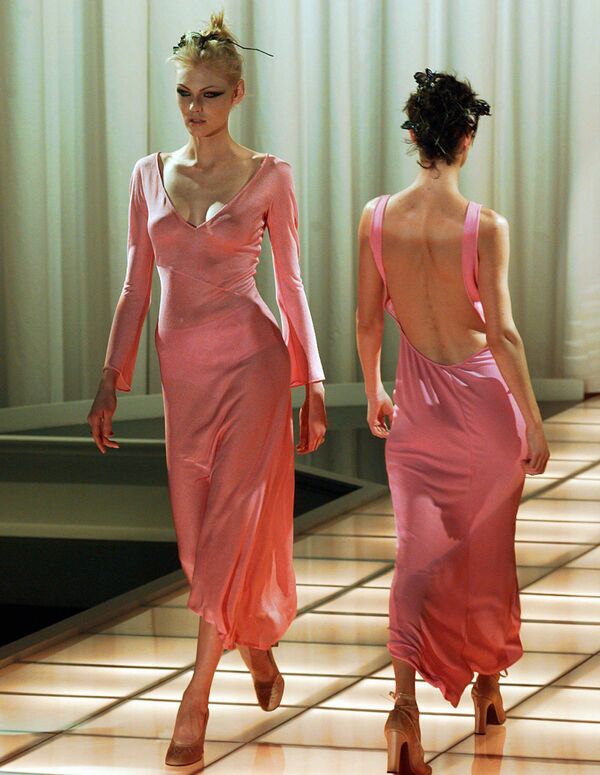 範思哲（Versace）1997春夏系列時裝。 - 俄羅斯衛星通訊社