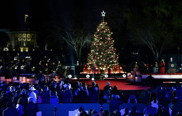 美國總統拜登攜夫人吉爾•拜登亮相國家聖誕樹點亮儀式。 - 俄羅斯衛星通訊社