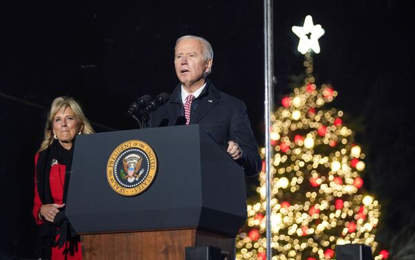 华盛顿，美国总统拜登和第一夫人吉尔•拜登点亮国家圣诞树。 - 俄罗斯卫星通讯社