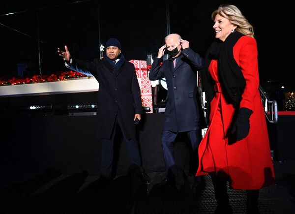美國總統拜登攜夫人吉爾•拜登，和演員LL Cool J一起出席國家聖誕樹點亮儀式。 - 俄羅斯衛星通訊社
