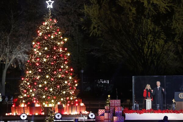 華盛頓，美國總統拜登和第一夫人吉爾•拜登點亮國家聖誕樹。 - 俄羅斯衛星通訊社