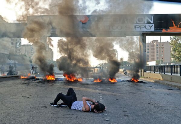 貝魯特，一名黎巴嫩示威者在抗議活動中躺在街上。 - 俄羅斯衛星通訊社