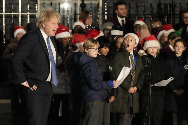 倫敦，英國首相約翰遜觀看兒童合唱團的演出。 - 俄羅斯衛星通訊社