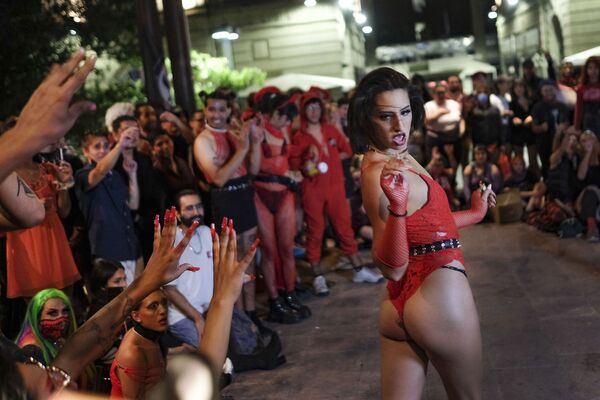 智利，一名舞者在聖地亞哥市中心的阿瑪斯廣場進行時裝表演。 - 俄羅斯衛星通訊社