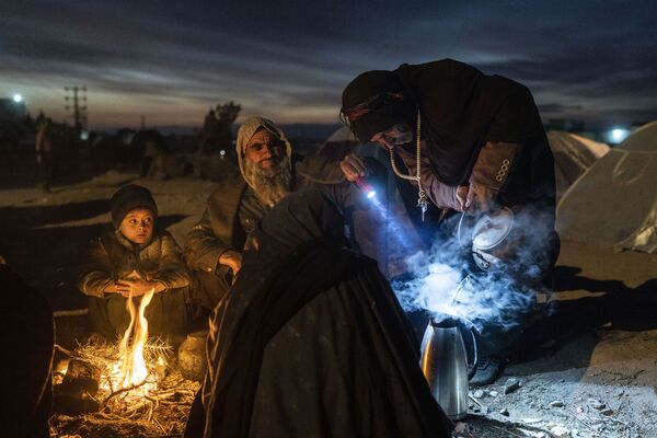 阿富汗赫拉特，一家人正在準備茶水。 - 俄羅斯衛星通訊社