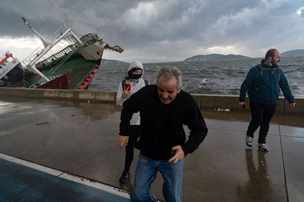 伊斯坦布尔，暴风雨中的人们。 - 俄罗斯卫星通讯社
