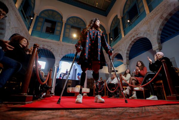 突尼斯西迪布赛义德，一名戴假肢的女性亮相时装秀。旨在消除对美容标准的误解，并赋予女性权利。 - 俄罗斯卫星通讯社