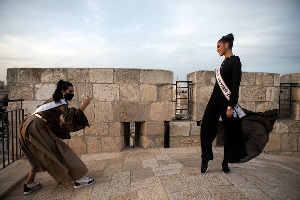 2021年环球小姐选美大赛的各国佳丽游览耶路撒冷老城大卫塔。 - 俄罗斯卫星通讯社