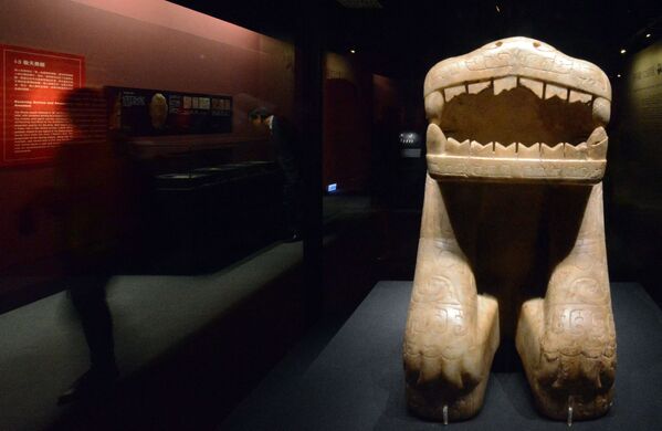 台灣台北故宮博物院裡舉行的《公元前1200年，有虎頭和虎爪的擬人跪像》展。 - 俄羅斯衛星通訊社