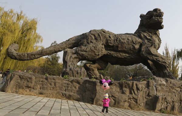 中国北京动物园里的大型老虎雕塑。 - 俄罗斯卫星通讯社