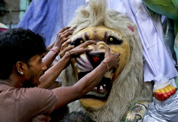 印度加尔各答，节日中印有印度教女神杜尔迦黏土塑像的老虎形象。 - 俄罗斯卫星通讯社