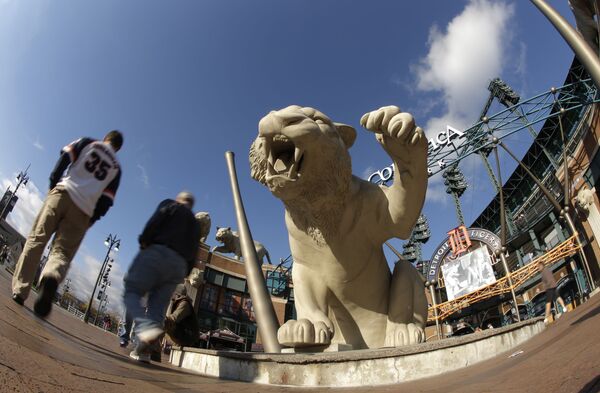 球迷们从底特律的老虎雕塑旁经过。 - 俄罗斯卫星通讯社