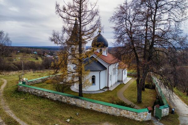 图拉州扎奥克斯基区比奥霍沃村里的赐予生命的圣三一教堂。 - 俄罗斯卫星通讯社