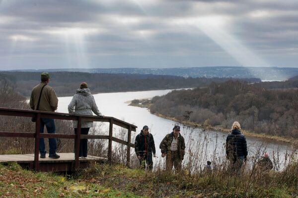 图拉州扎奥克斯基区比奥霍沃村奥卡河岸边的游客。 - 俄罗斯卫星通讯社