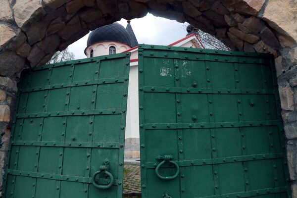 图拉州比奥霍沃村里赐予生命的圣三一教堂的大门。 - 俄罗斯卫星通讯社