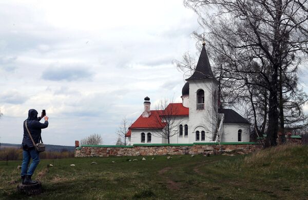 圖拉州比奧霍沃村裡的賜予生命的聖三一教堂。 - 俄羅斯衛星通訊社