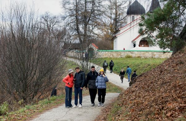 圖拉州比奧霍沃村裡賜予生命的聖三一教堂附近的遊客。 - 俄羅斯衛星通訊社