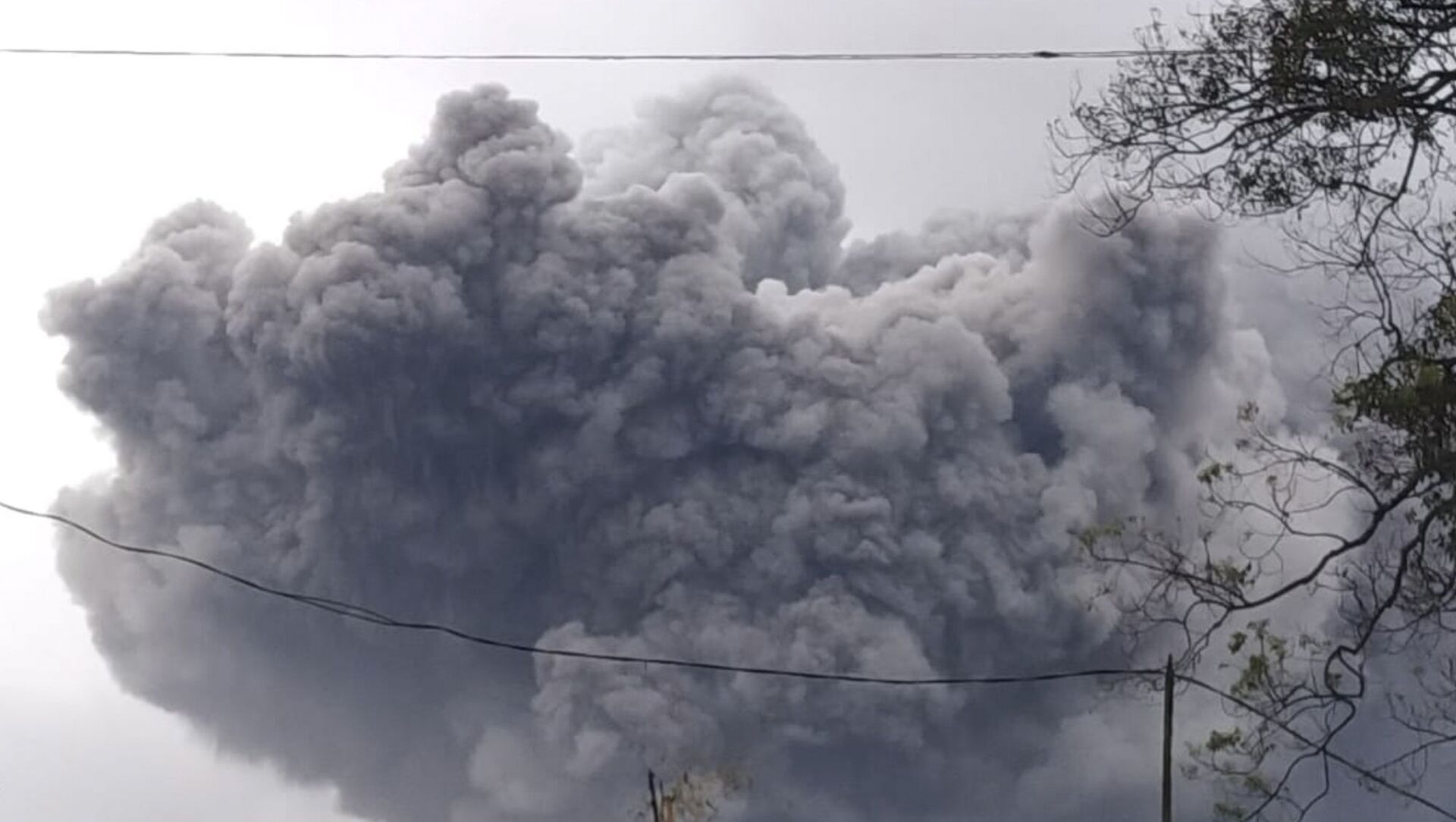 媒体：印尼塞梅鲁火山爆发导致1人死亡 41人被烧伤 - 俄罗斯卫星通讯社, 1920, 05.12.2021