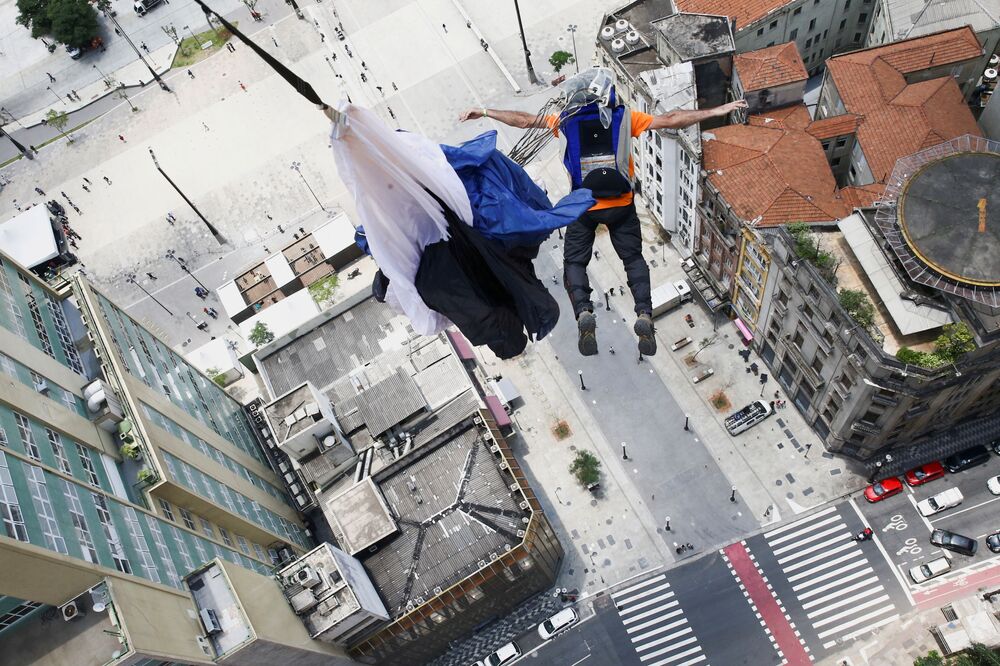 在巴西圣保罗市举行的低空跳伞比赛。