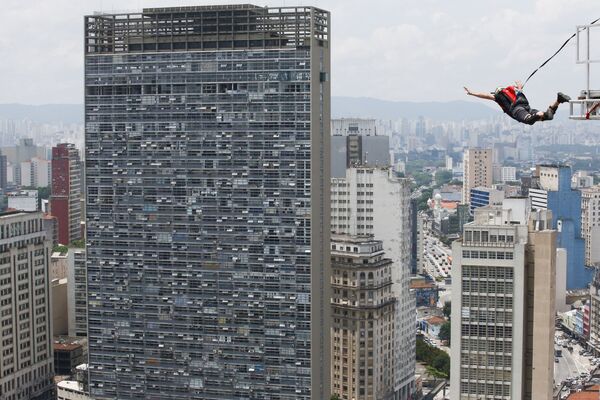 在巴西聖保羅市舉行的低空跳傘比賽。 - 俄羅斯衛星通訊社