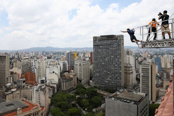 在巴西圣保罗市举行的低空跳伞比赛。 - 俄罗斯卫星通讯社