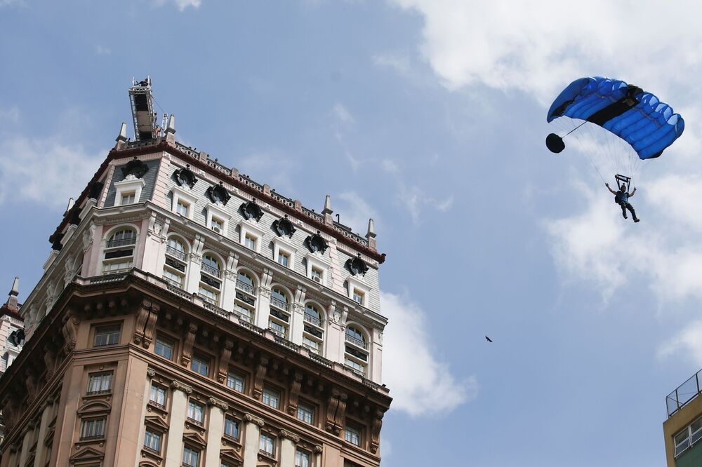 在巴西圣保罗市举行的低空跳伞比赛。