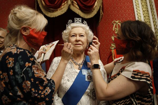 藝術家們完成了英國女王伊麗莎白二世的蠟像的創作。 - 俄羅斯衛星通訊社