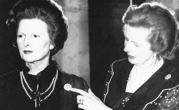 英國前首相撒切爾夫人在倫敦杜莎夫人蠟像館裡觀看自己的蠟像。 - 俄羅斯衛星通訊社
