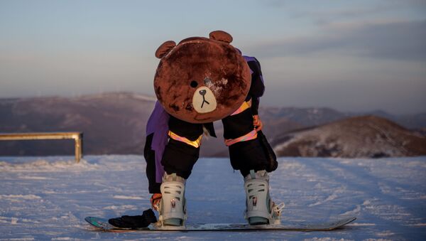 Сноубордист с защитной подушкой в Чжанцзякоу   - 俄罗斯卫星通讯社
