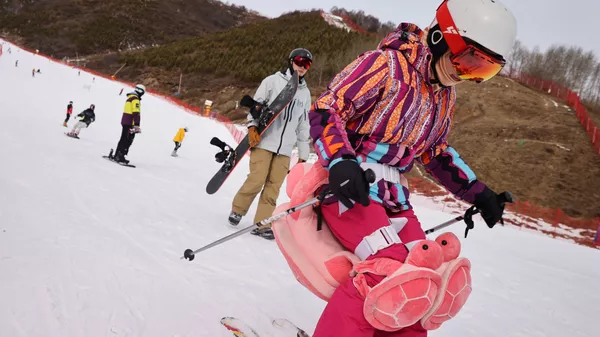 Люди катаются на лыжах и сноубордах на лыжном курорте Genting в Чжанцзякоу  - 俄罗斯卫星通讯社