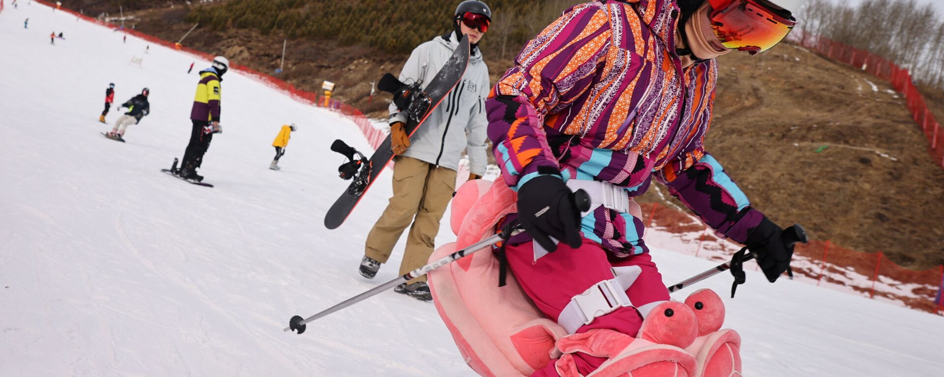 Люди катаются на лыжах и сноубордах на лыжном курорте Genting в Чжанцзякоу  - 彩神网卫星通讯社, 1920, 13.01.2022