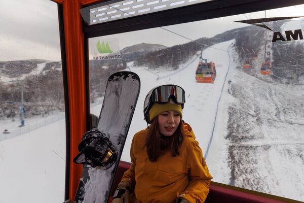 張家口，乘坐纜車的滑雪運動員。 - 俄羅斯衛星通訊社