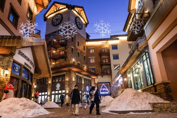 張家口，冬季運動服裝店附近的滑雪運動員。 - 俄羅斯衛星通訊社