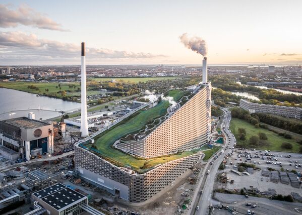 B.I.G Architects建築事務所的Copenhill / Amager Bakke大樓，榮獲“年度世界建築（World Building of the Year）”稱號。 - 俄羅斯衛星通訊社
