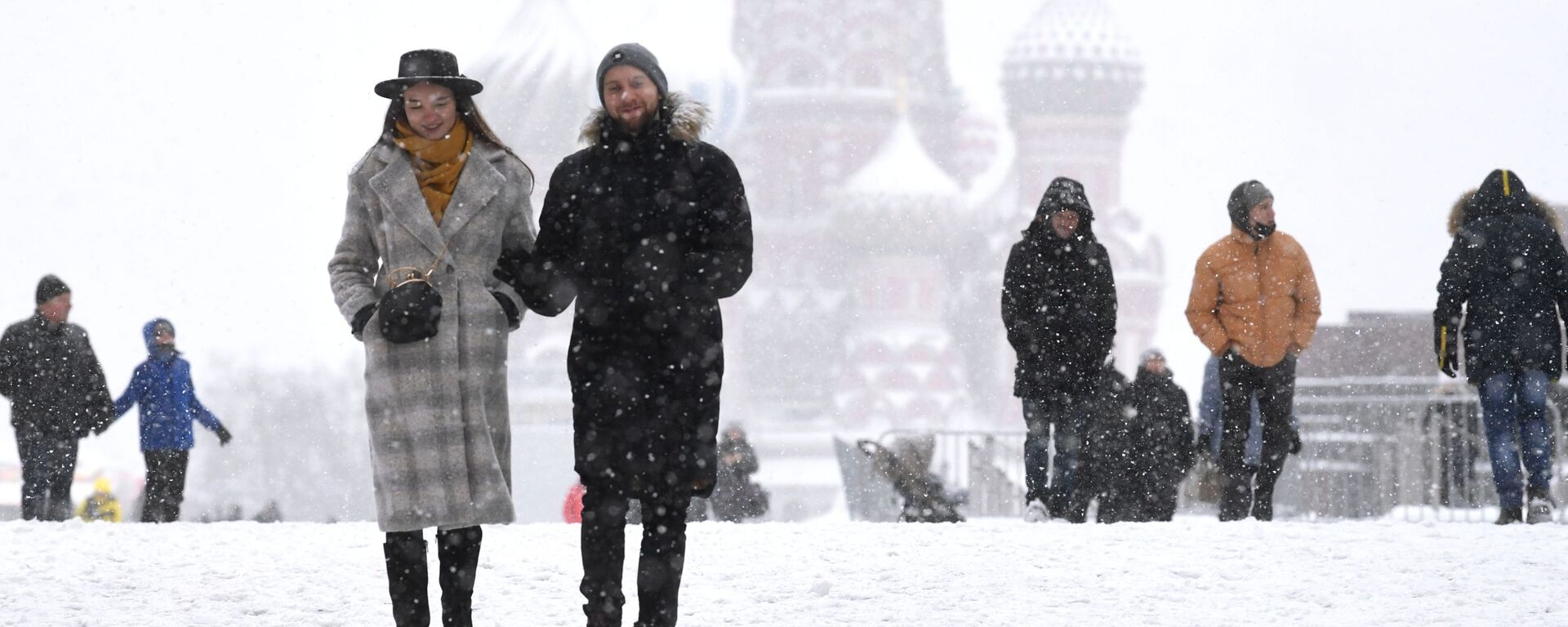 人們漫步在雪中的莫斯科紅場。 - 俄羅斯衛星通訊社, 1920, 07.12.2021