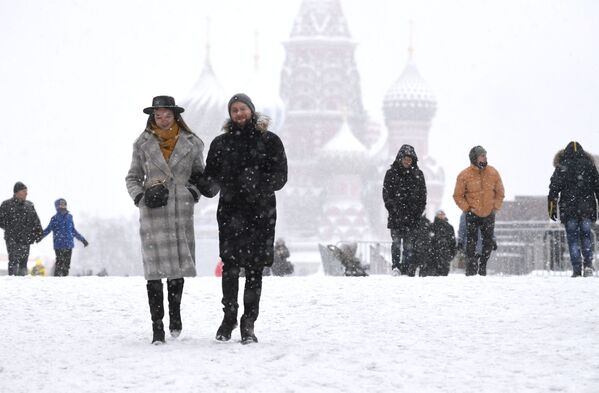 人們漫步在雪中的莫斯科紅場。 - 俄羅斯衛星通訊社